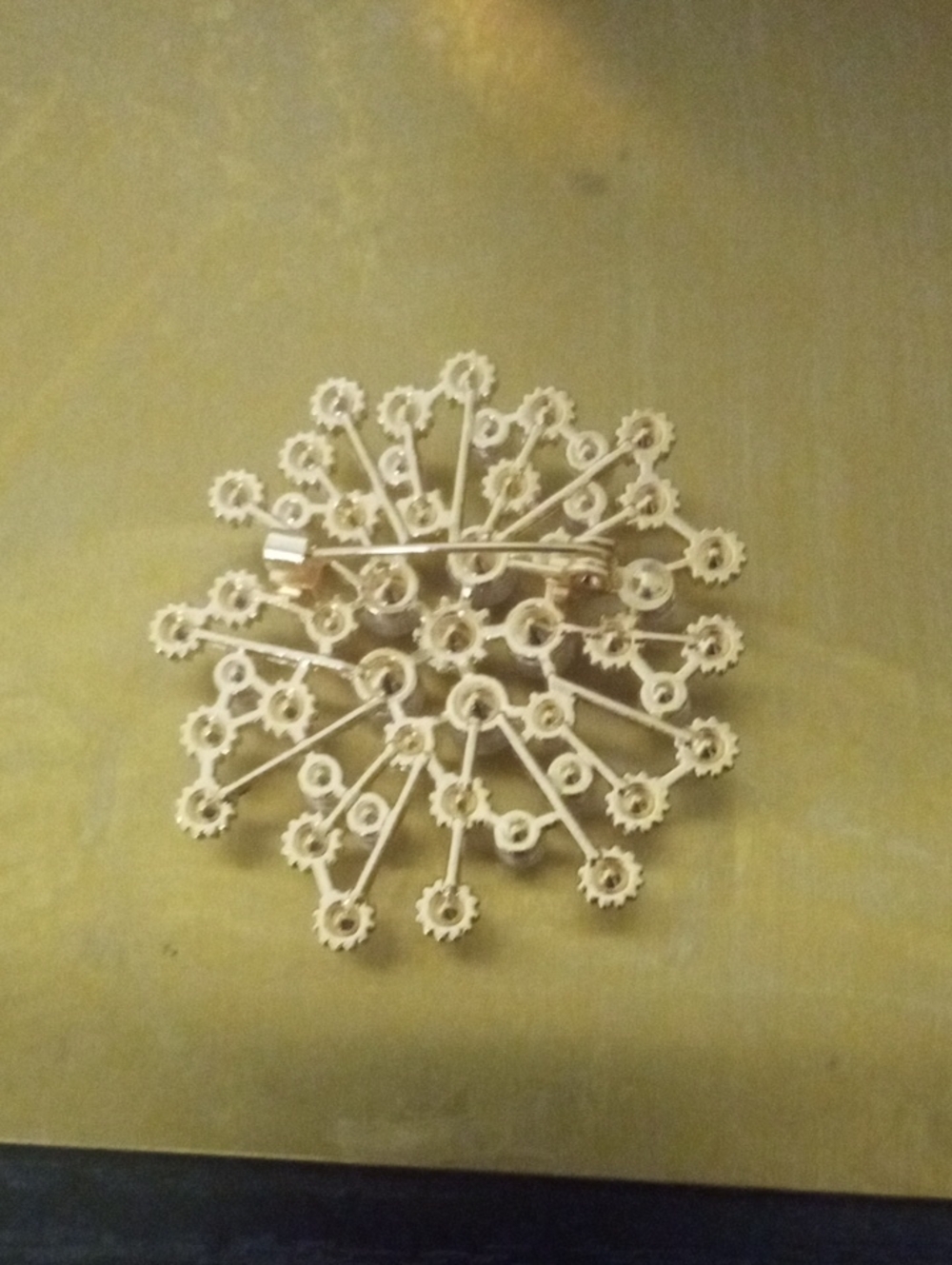 Beautiful Brooch - Picture 3 of 4
